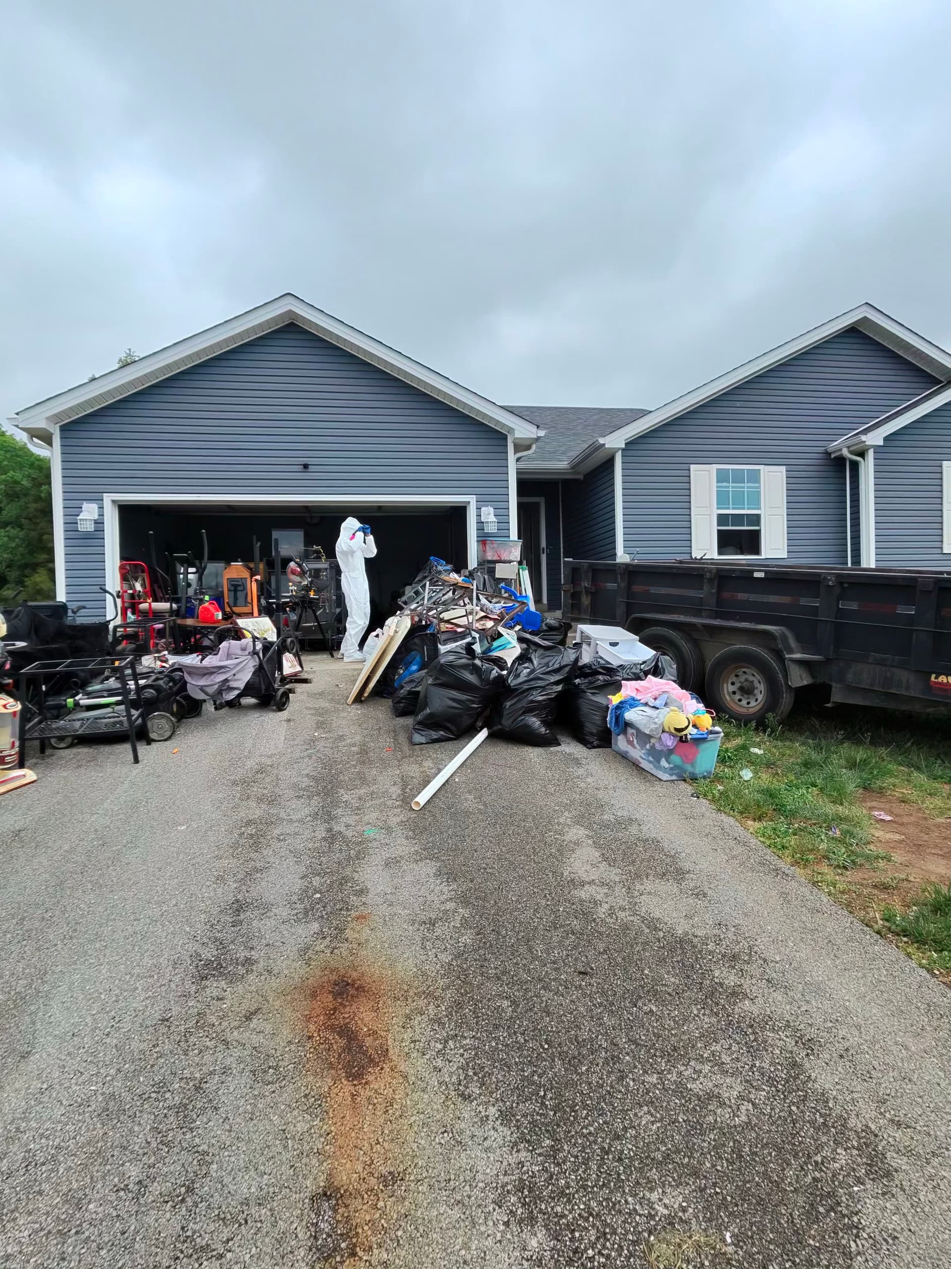 Gallery photos for Full Hoarder Cleanout With Trash-Out and Deep Sanitation: Image #1