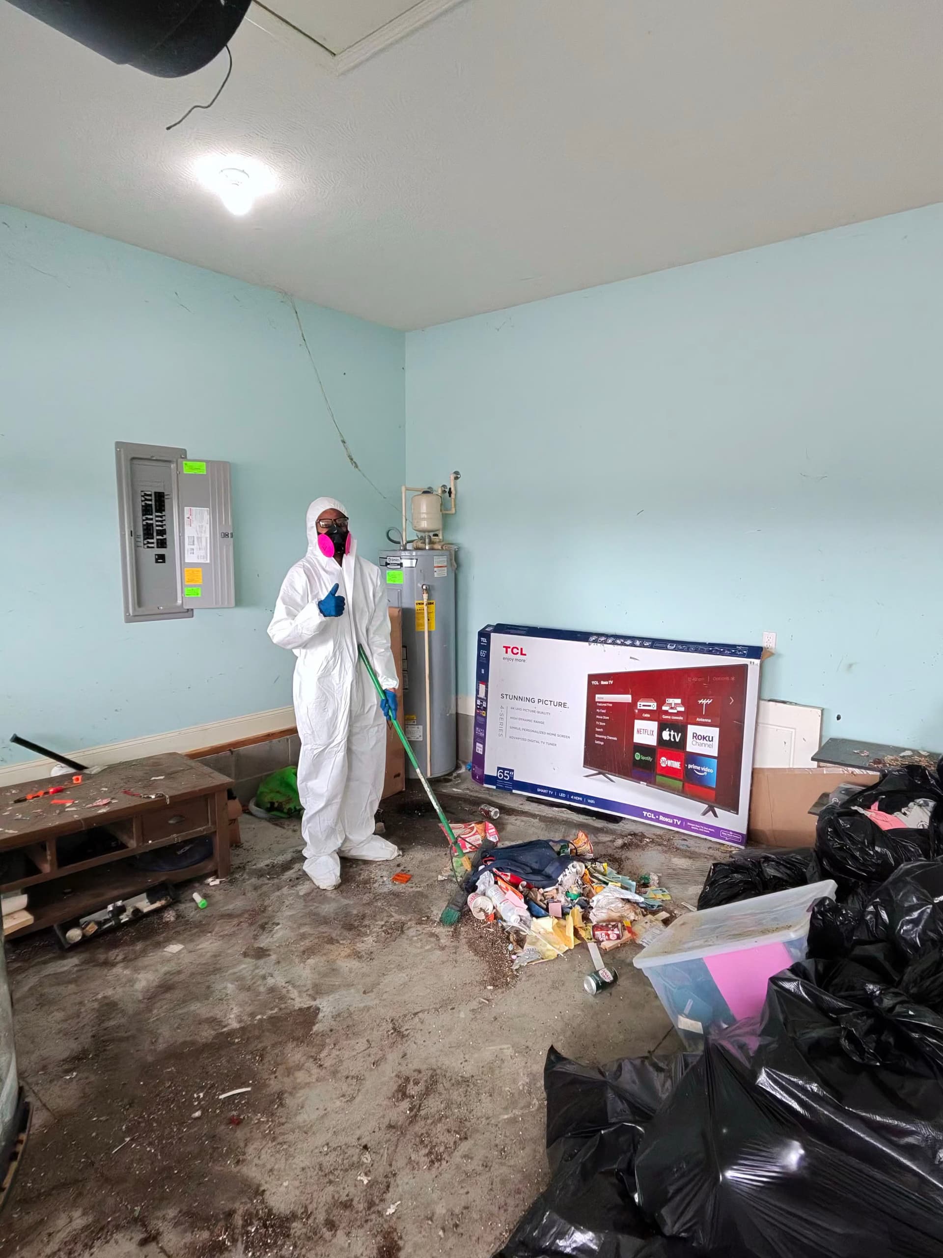 Gallery photos for Full Hoarder Cleanout With Trash-Out and Deep Sanitation: Image #2